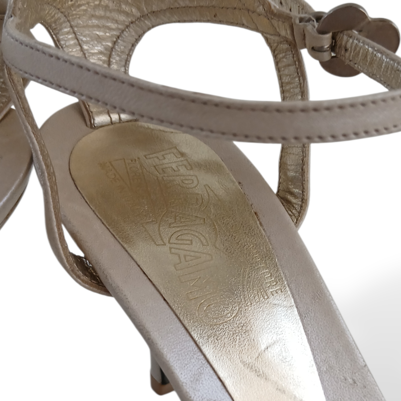 Sandália Salvatore Ferragamo Perolizada - 35