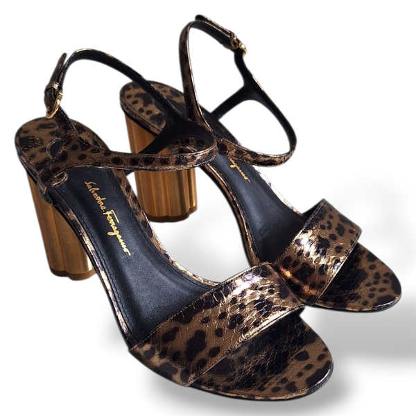 Sandália Salvatore Ferragamo Estampada com Salto Dourado-35