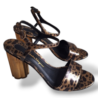 Sandália Salvatore Ferragamo Estampada com Salto Dourado-35
