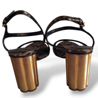 Sandália Salvatore Ferragamo Estampada com Salto Dourado-35