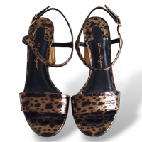 Sandália Salvatore Ferragamo Estampada com Salto Dourado-35