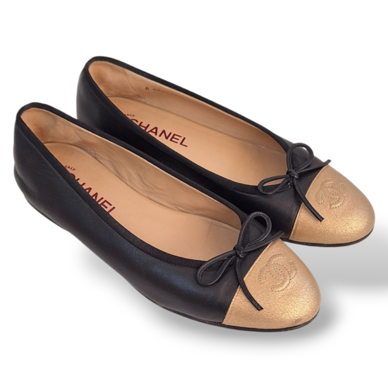 Sapatilha Chanel Preta com Ponteira Dourada - 37 Sapatilha Chanel Preta com Ponteira Dourada - 37