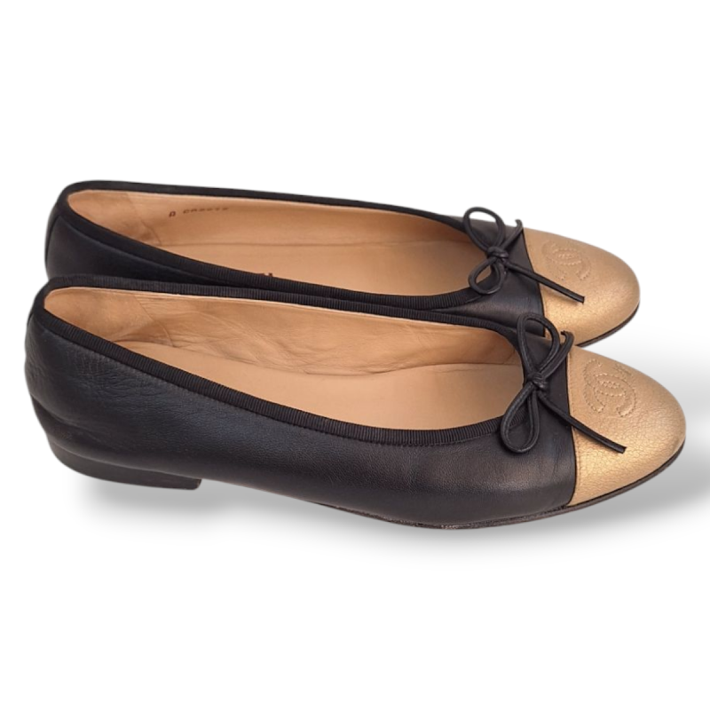 Sapatilha Chanel Preta com Ponteira Dourada - 37 Sapatilha Chanel Preta com Ponteira Dourada - 37