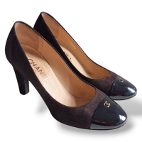 Scarpin Chanel Marrom em Camurça com Bico em Verniz Preto-37