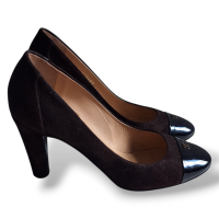 Scarpin Chanel Marrom em Camurça com Bico em Verniz Preto-37