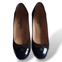 Scarpin Chanel Marrom em Camurça com Bico em Verniz Preto-37