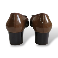 Scarpin Salvatore Ferragamo Marrom Verniz com Fivela-40