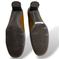 Scarpin Salvatore Ferragamo Marrom Verniz com Fivela-40