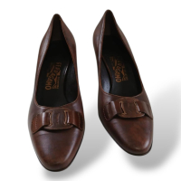 Scarpin Salvatore Ferragamo Marrom com Fivela-36