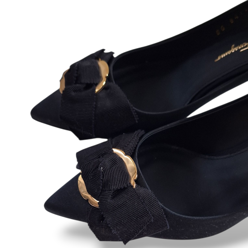 Scarpin Salvatore Ferragamo com Laço Preto - 37 Scarpin Salvatore Ferragamo com Laço Preto - 37