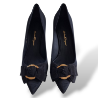 Scarpin Salvatore Ferragamo com Laço Preto - 37 Scarpin Salvatore Ferragamo com Laço Preto - 37