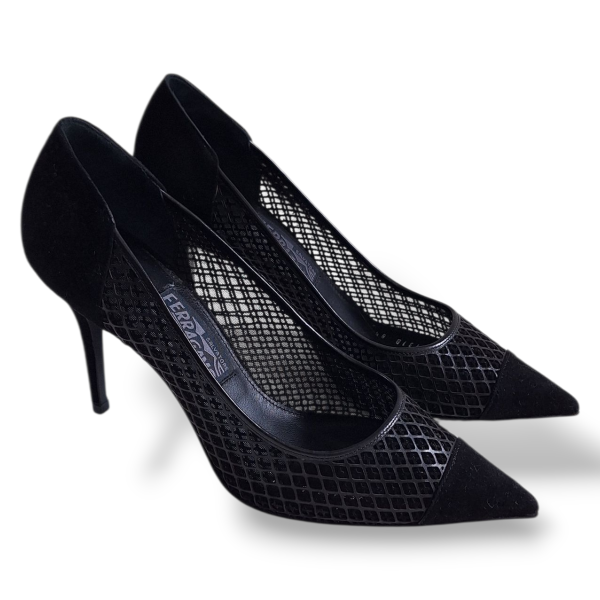 Scarpin Salvatore Ferragamo Preto Vazado - 37
