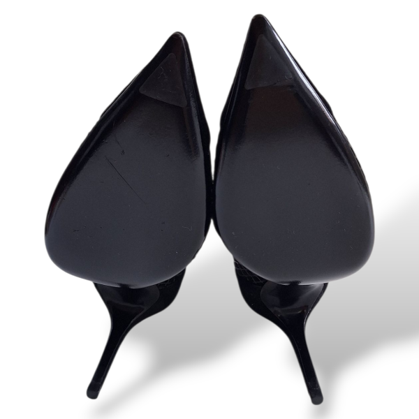 Scarpin Salvatore Ferragamo Preto Vazado - 37