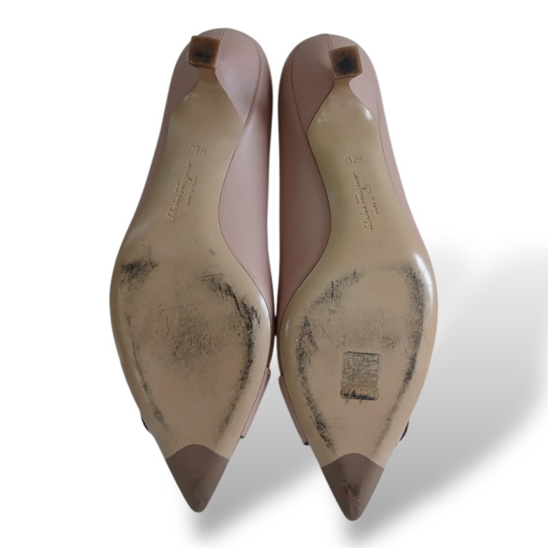 Scarpin Salvatore Ferragamo Natural com Fivela Dourada-35