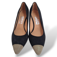 Scarpin Salvatore Ferragamo Preto em Camurça-37