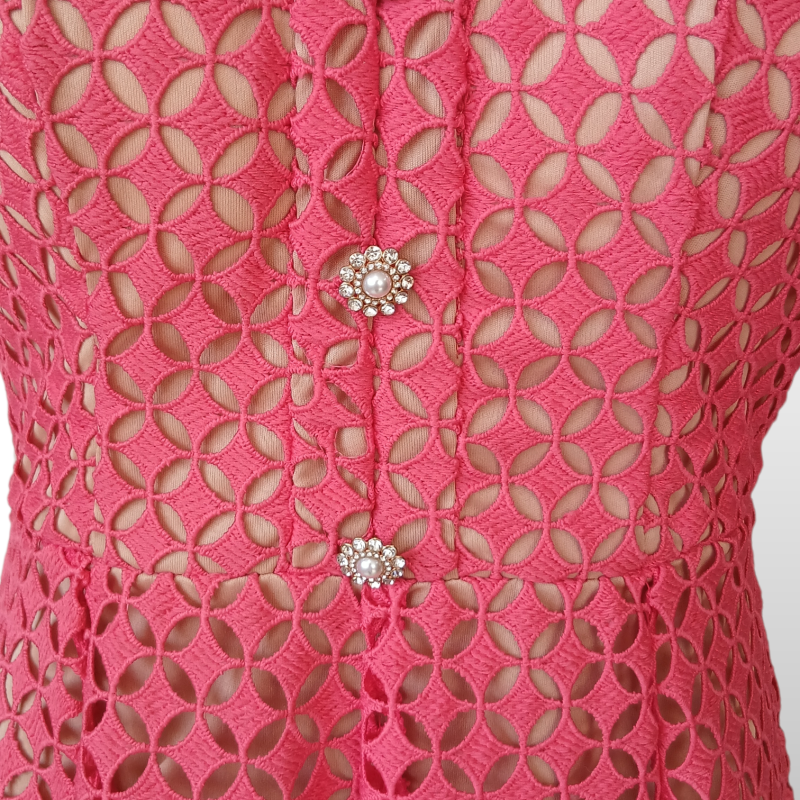 Vestido Limonada Pink em Guipir Vermelho com Botões Strass-M