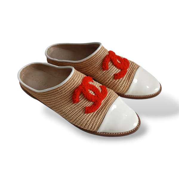 Espadrille Chanel Cap Toe em Verniz Branco-39