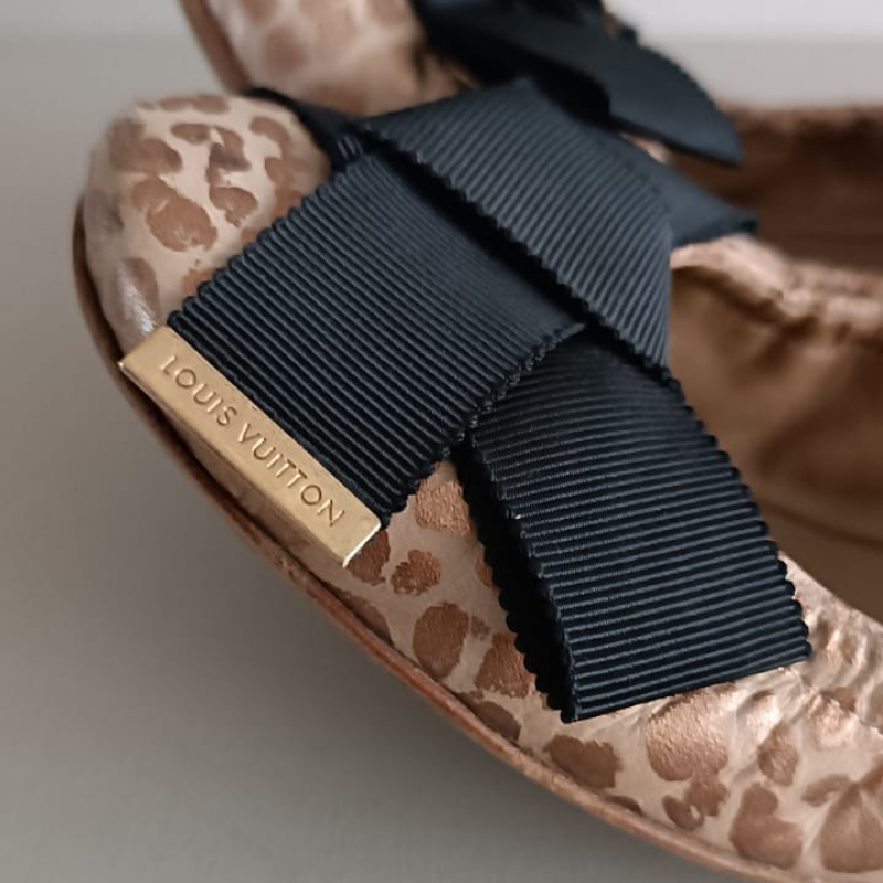 Sapatilha Louis Vuitton Dourada - 35