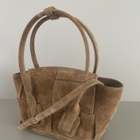Bolsa Bottega Veneta Arco Suede Caramelo