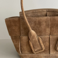 Bolsa Bottega Veneta Arco Suede Caramelo
