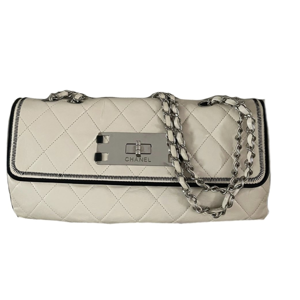 Bolsa Chanel Lambskin East Mademoiselle Flap Off-White Bolsa Chanel Lambskin East Mademoiselle Flap Off-White