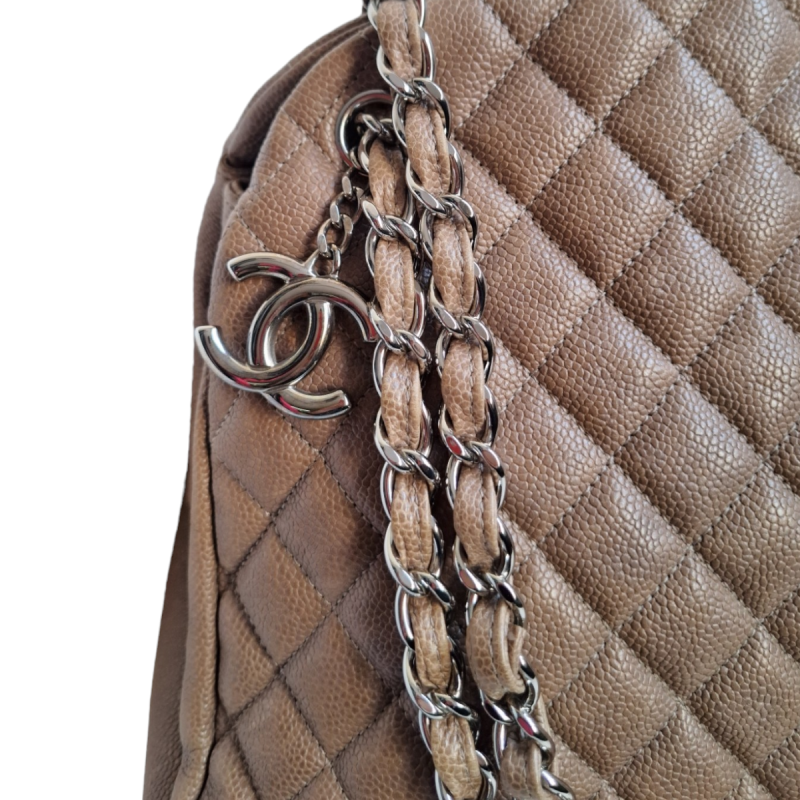 Bolsa Chanel Mademoiselle Taupe com Ferragem Prateada Bolsa Chanel Mademoiselle Taupe com Ferragem Prateada