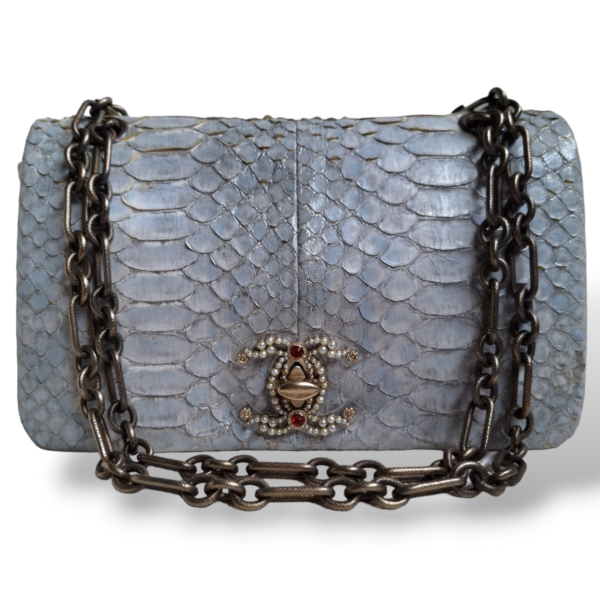 Bolsa Chanel Python Azul Claro com Fecho de Pérolas