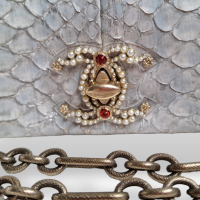 Bolsa Chanel Python Azul Claro com Fecho de Pérolas