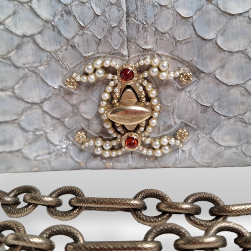 Bolsa Chanel Python Azul Claro com Fecho de Pérolas Bolsa Chanel Python Azul Claro com Fecho de Pérolas