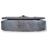 Bolsa Chanel Python Azul Claro com Fecho de Pérolas