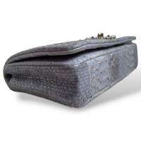 Bolsa Chanel Python Azul Claro com Fecho de Pérolas