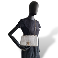 Bolsa Chanel Python Azul Claro com Fecho de Pérolas