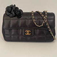 Bolsa Chanel lambskin Mini flap com camelia preta