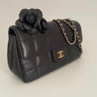 Bolsa Chanel lambskin Mini flap com camelia preta