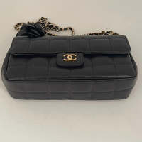Bolsa Chanel lambskin Mini flap com camelia preta