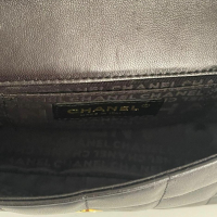 Bolsa Chanel lambskin Mini flap com camelia preta