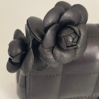 Bolsa Chanel lambskin Mini flap com camelia preta