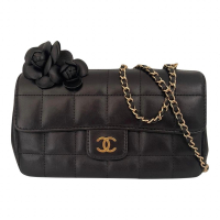 Bolsa Chanel lambskin Mini flap com camelia preta