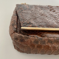 Bolsa Clutch Alexandre Birman Python Marrom 