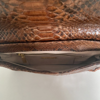 Bolsa Clutch Alexandre Birman Python Marrom 