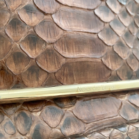 Bolsa Clutch Alexandre Birman Python Marrom 