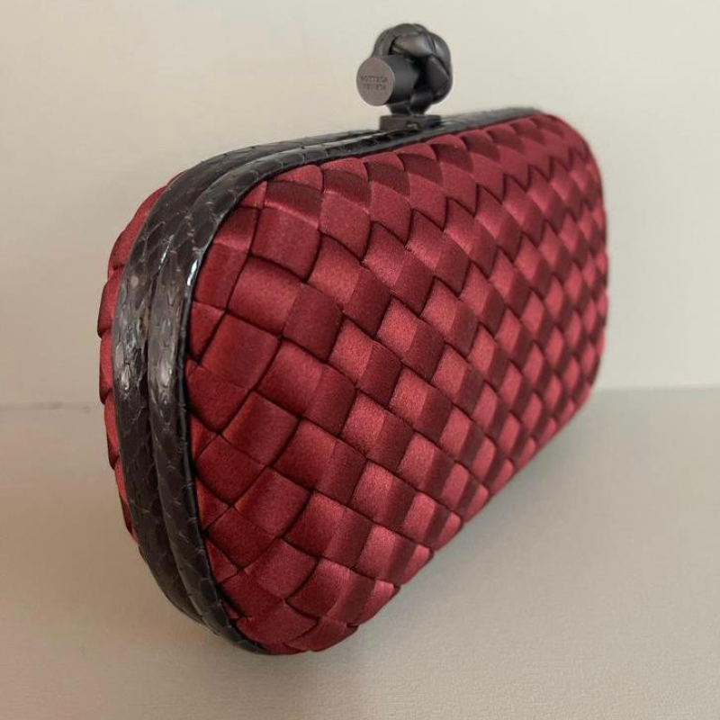 Bolsa Clutch Bottega Veneta Knot Cetim Vinho Bolsa Clutch Bottega Veneta Knot Cetim Vinho