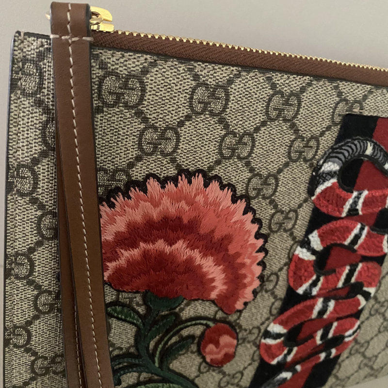 Bolsa Clutch Gucci GG Embellished