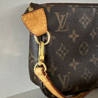 Bolsa Louis Vuitton Pochette Monograma