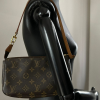 Bolsa Louis Vuitton Pochette Monograma