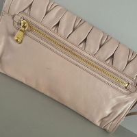 Bolsa Pochette Miu Miu Matelassê Cipria 