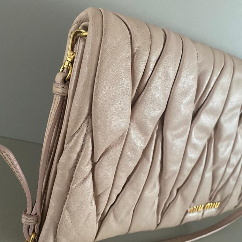 Bolsa Pochette Miu Miu Matelassê Cipria 