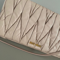 Bolsa Pochette Miu Miu Matelassê Cipria 