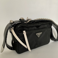 Bolsa Prada Studded Tessuto Crossbody Preta
