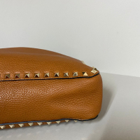 Bolsa Valentino Tote Spikes Caramelo